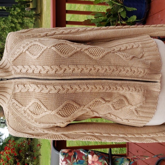 LEO AND NICOLE SWEATER - Picture 1 of 9